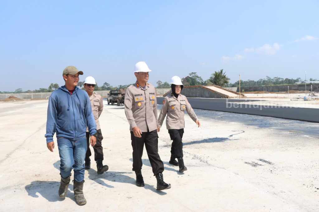 Polres Malang Segera Miliki Satpas Prototype Standar Nasional Kapolres Malang AKBP Putu Kholis Aryana bersama Konsultan Pengawas Pembangunan Satpas Prototipe, Kusuma Liandi, meninjau pembangunan Kantor Satpas di Dusun Tegaron, Desa Panggungrejo, Kecamatan Kepanjen, Kabupaten Malang, pada Selasa (19/9/2023) siang.