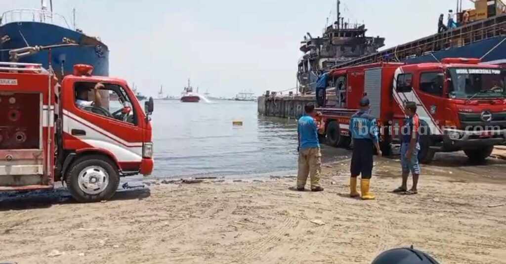 Lokasi kebakaran kapal kargo di pelabuhan Kamal, Bangkalan (Foto: Zamachsari/beritajatim.com)