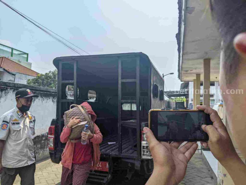 Sebanyak 19 orang PSK terjaring razia Satpol PP saat diamankan di Dinsos Kabupaten Mojokerto. [Foto : ist] 