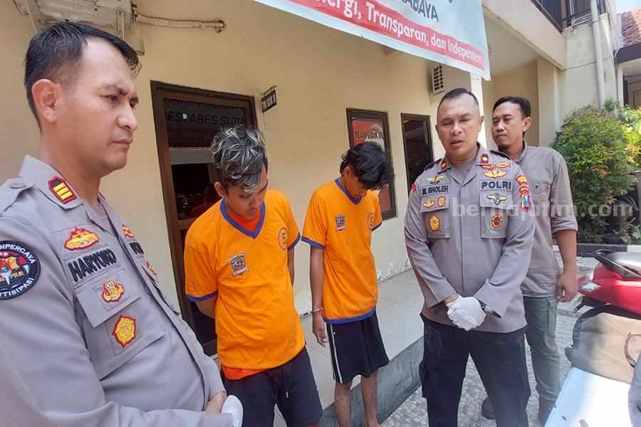 Kedua pelaku diapit oleh Kasihumas Polrestabes Surabaya (kiri) AKP Haryoko Widi dan Kapolsek Sukolilo (kanan) Kompol M Sholeh. (Foto/anggadia).