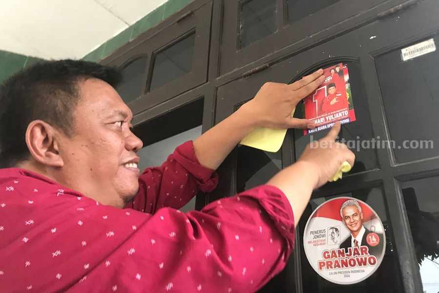 Wakil Sekretaris Dewan Pimpinan Daerah (DPD) PDIP Jatim Hari Yulianto menempelkan stiker Ganjar Presiden