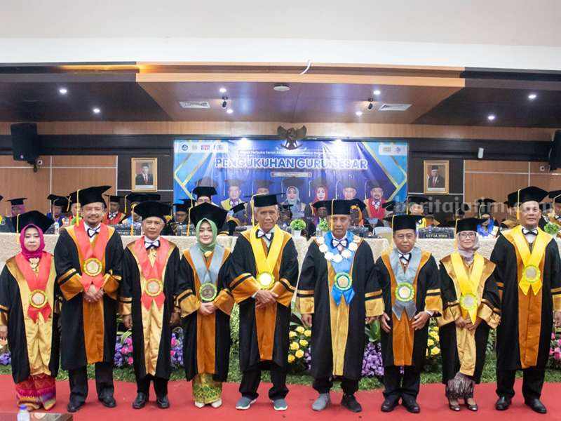 Pengukuhan guru besar baru Unesa.