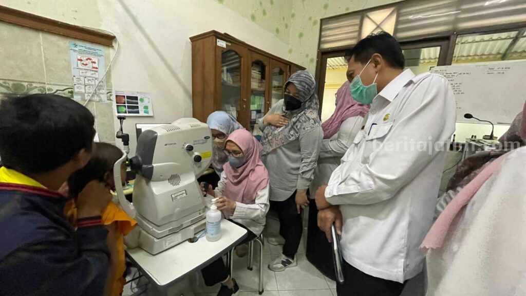 Foto tim medis poli mata RSUD Ibnu Sina Gresik saat melakukan pemeriksaan terhadap siswi SD yang alami kekerasan pada matanya