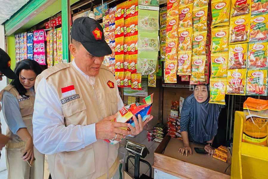 Bambang Haryo Soekartono (BHS) saat kunjungan ke pasar memantau harga bahan pokok