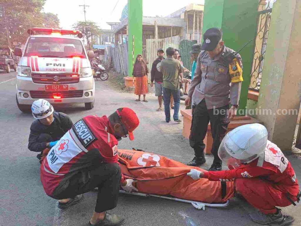 Petugas dibantu sejumlah relawan PMI Kabupaten mengevakuasi jenazah korban ke ruang jenazah RSU Dr Wahidin Sudiro Husodo Kota Mojokerto. [Foto : ist]