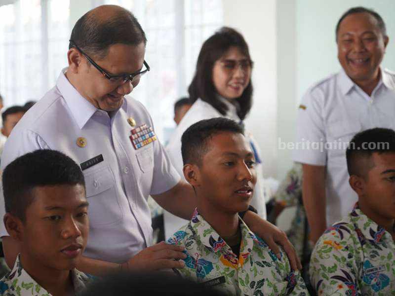 Kadindik Jatim Aries Agung Paewai meninjau SMAN 5 Taruna Brawijaya di Kota Kediri.