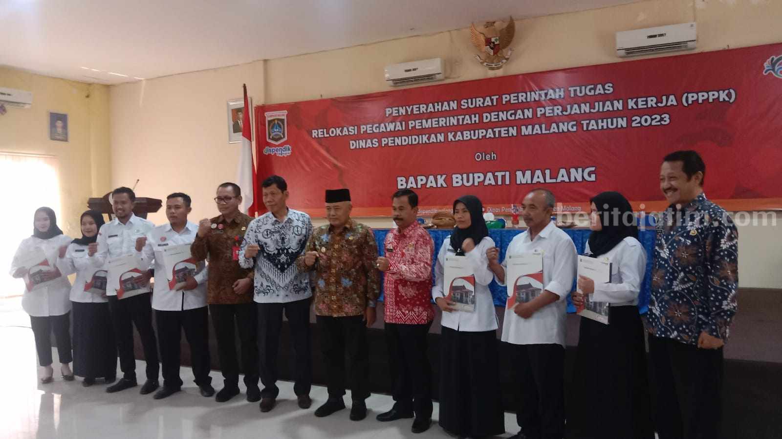 Bupati Malang HM Sanusi, menyerahkan surat relokasi tugas bagi 212 guru PPPK di Kabupaten Malang, Kamis (21/9/2023).
