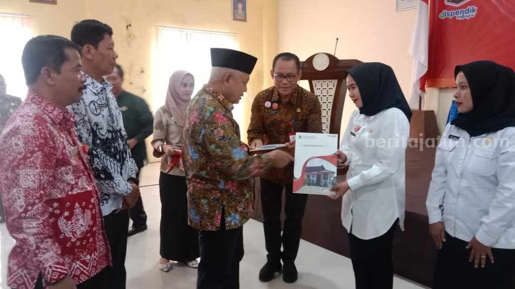 Bupati Malang HM Sanusi, menyerahkan surat relokasi tugas bagi 212 guru PPPK di Kabupaten Malang, Kamis (21/9/2023).