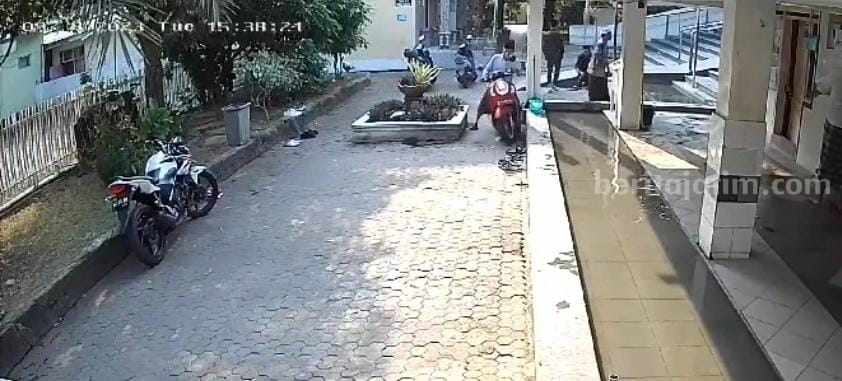 Potongan rekaman CCTV Masjid Agung, Bangkalan (Foto: Zamachsari/beritajatim.com)