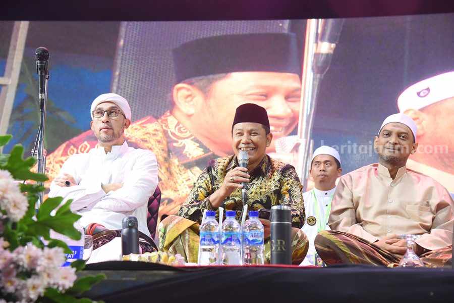 Ribuan Jemaah Salawat Penuhi Lapangan Bangah Sidoarjo Wabup Sidoarjo H. Subandi dan Habib Ali Zaenal Abidin Assegaf (Pekalongan) dan Habib Achmad Al Habsyi (Solo).