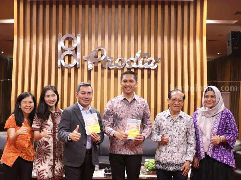 Dosen FK Ubaya Luncurkan Buku ABCD, Isinya Tentang Edukasi Pencegahan Pikun Peluncuran buku ABCD oleh dr Valentinus Besin.