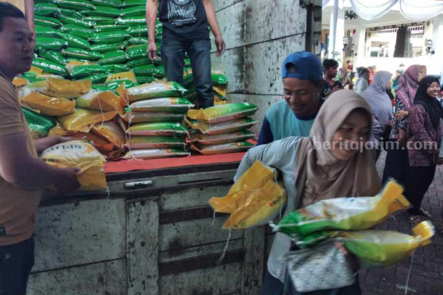 Tinjau Pasar Murah Magetan, Khofifah: Beras Paling Diserbu khofifah