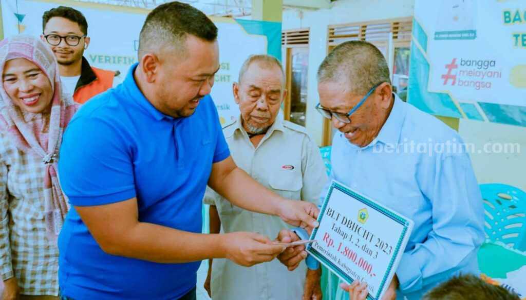 Bupati Gresik Fandi Akhmad Yani saat menyerahkan BLT DBHCHT kepada keluarga penerima manfaat di Desa Klampok Gresik