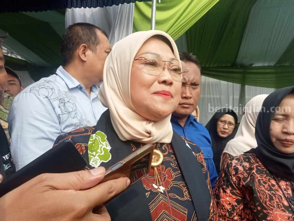 Menaker Ida Fauziyah Wajibkan Semua Calon PMI Asal Blitar Ikut BPJS Ketenagakerjaan Menteri Ketenagakerjaan (Menaker), Ida Fauziyah saat berkunjung ke Blitar