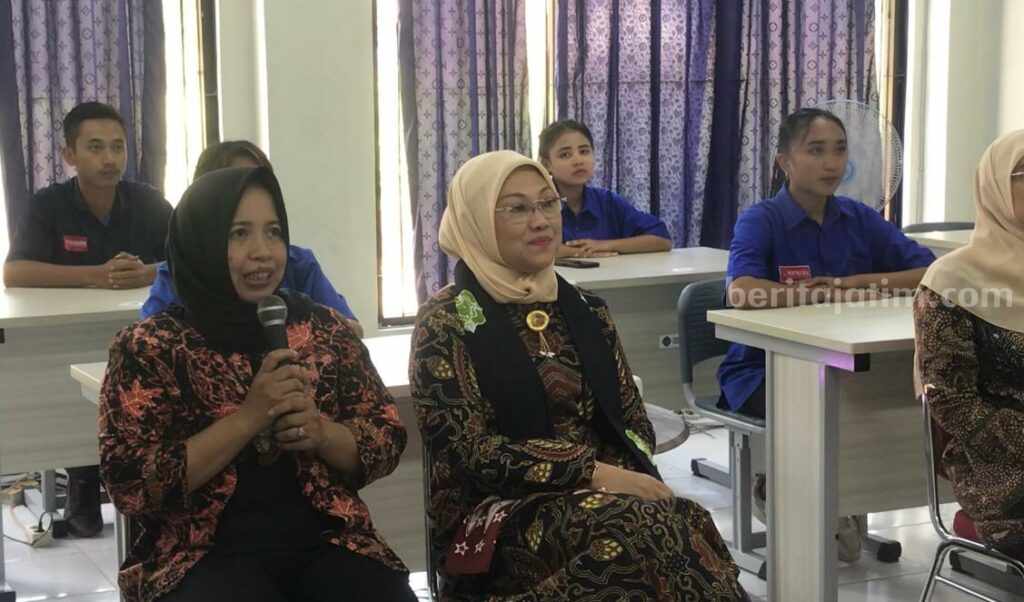 Menteri Ketenagakerjaan Ida Fauziah saat meresmikan BLK Komunitas Perkumpulan Tenaga Kerja Purna dan Keluarga (Pertakina) di Blitar.