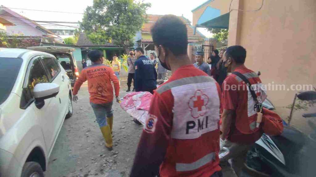 Petugas mengevakuasi jasad korban. [Foto : ist]