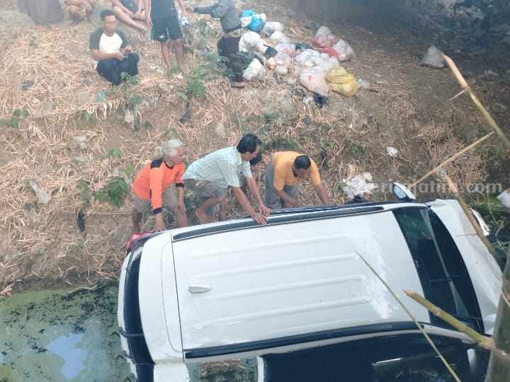 Kondisi mobil Toyota Rush nopol S 1307 SI 'nyemplung' di Sungai Gangsir, Desa Cinandang, Kecamatan Dawarblandong, Kabupaten Mojokerto. [Foto : ist]