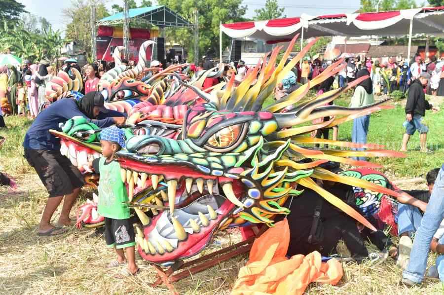 Festival layang-layang naga se-Jawa Timur yang digelar di Lapangan Desa Laren, Kecamatan Laren, Lamongan.