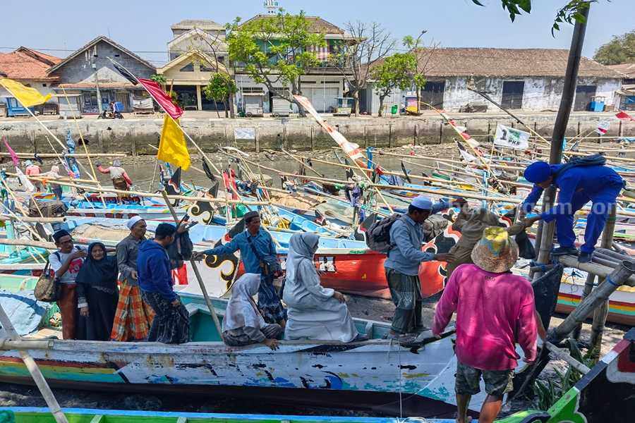Haul KH Abdul Hamid Pasuruan, Warga Juga Datang Lewat Jalur Laut Sejumlah warga dari luar Pasuruan mulai berdatangan dengan menggunakan perahu.