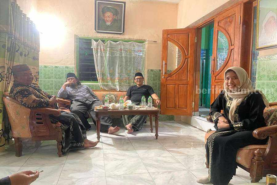 Ghina Rabbanu Wasito saat mendatangi ponpes Nurul Islam di Kota Pasuruan.