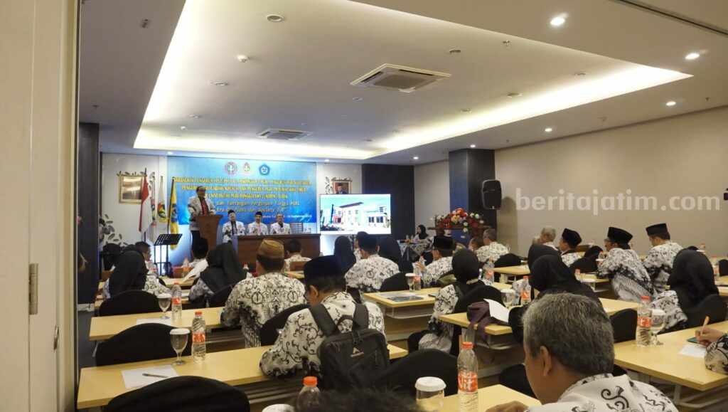 Sarasehan oleh Persatuan Guru Republik Indonesia (PGRI) Provinsi Jawa Timur. [Foto:Diah Ayu/beritajatim.com]