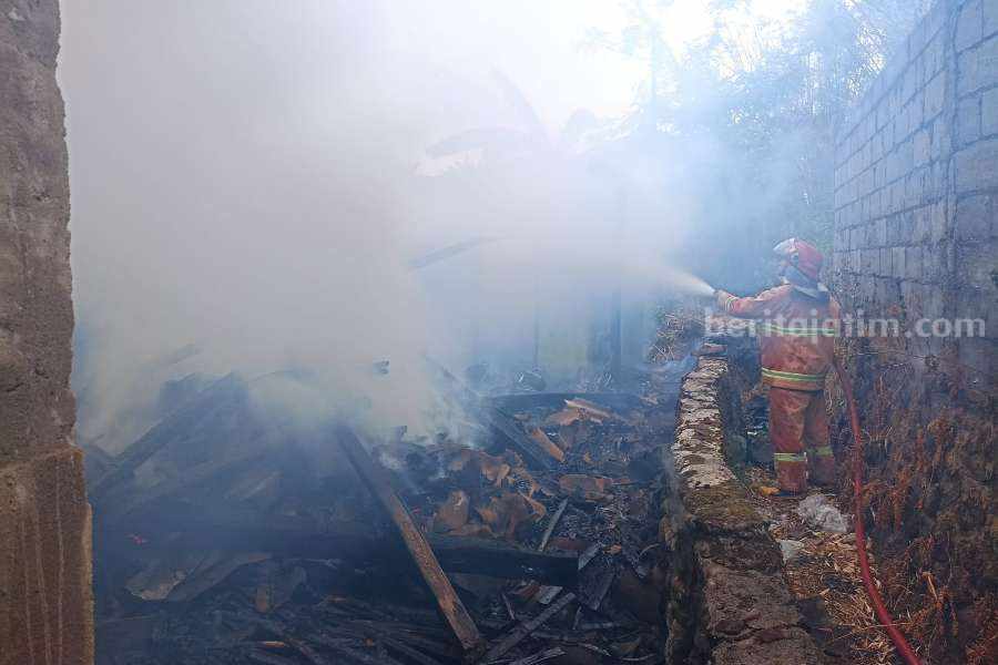 Lupa Mematikan Tungku, Rumah Warga Magetan Terbakar Upaya pemadaman krbakaran rumah warga di Desa Milangasri Kecamatan Panekan Kabupaten Magetan, Jawa Timur terbakar pada Minggu (24/9/2023) pukul 16.00 WIB.