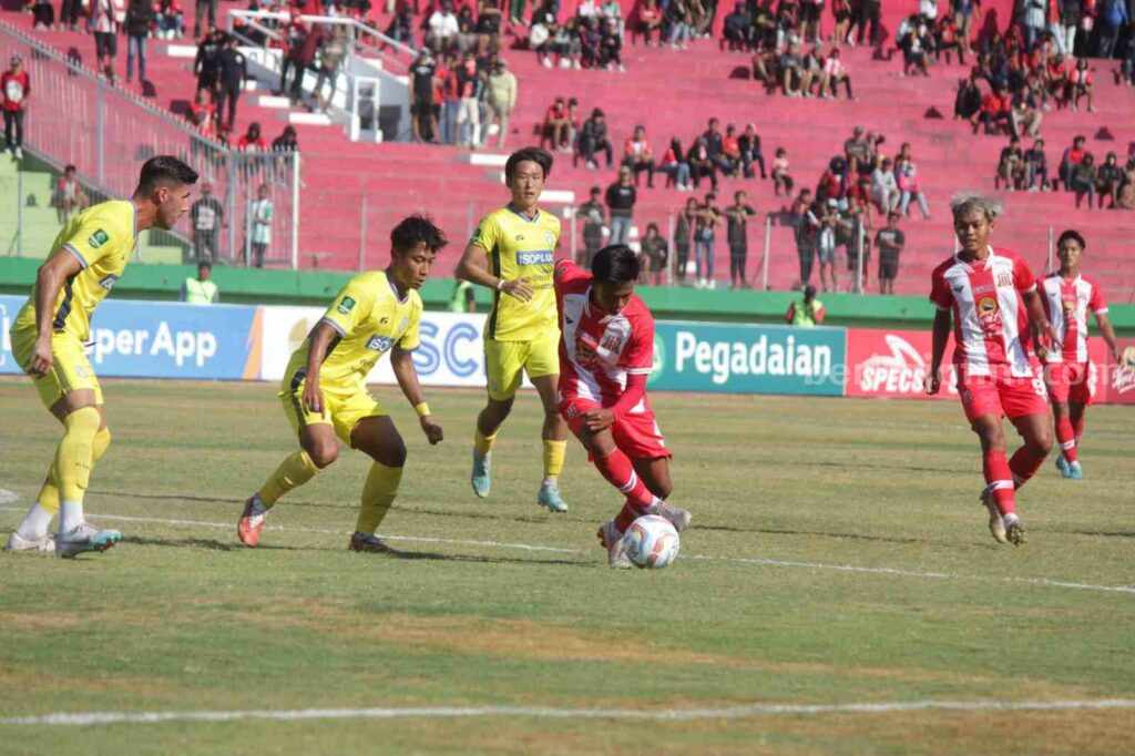Tiga pemain Gresik United mengepung pemain Deltras FC