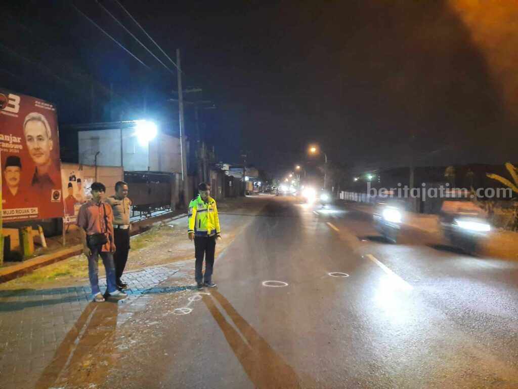 Petugas Satlantas Polres Gresik saat melakukan olah TKP di Jalan Raya Bringkang Menganti
