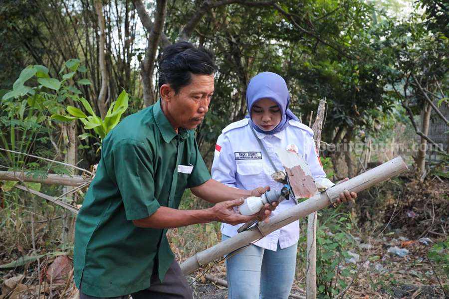 Sukarelawan Orang Muda Ganjar Jatim bantu lampu penerangan jalan