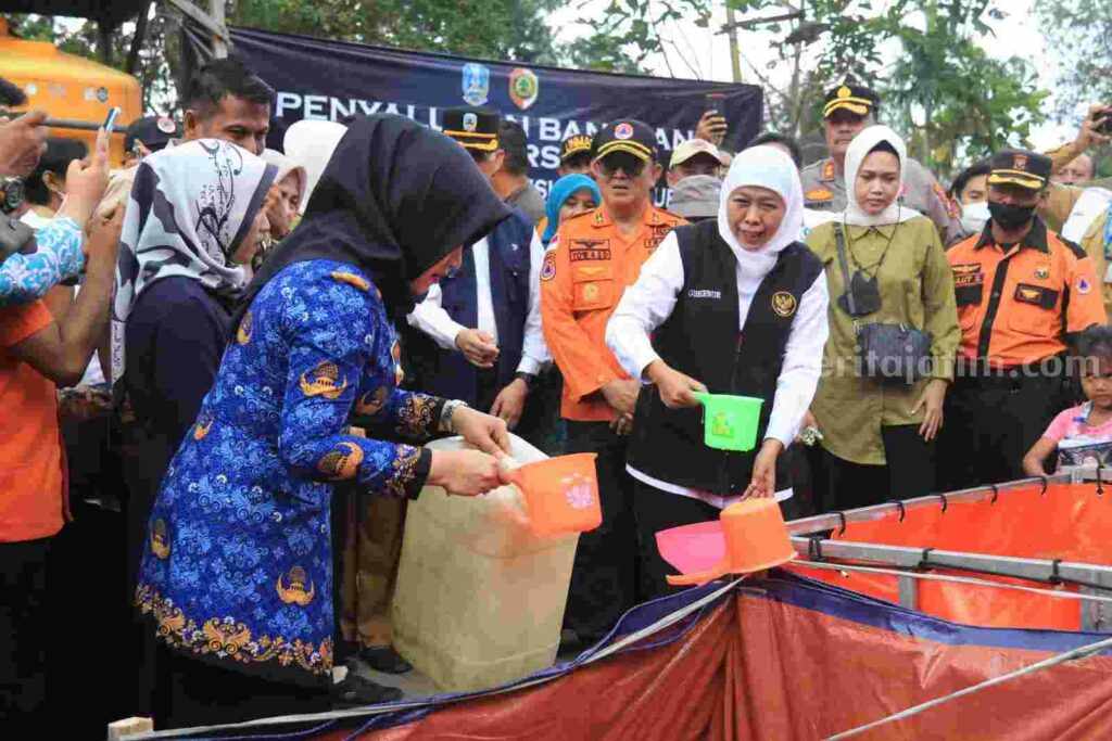 Gubernur Khofifah bersama Bupati Ikfina memantau pendistribusian air bersih untuk masyarakat Desa Kunjorowesi, Kecamatan Ngoro. [Foto : dok] 