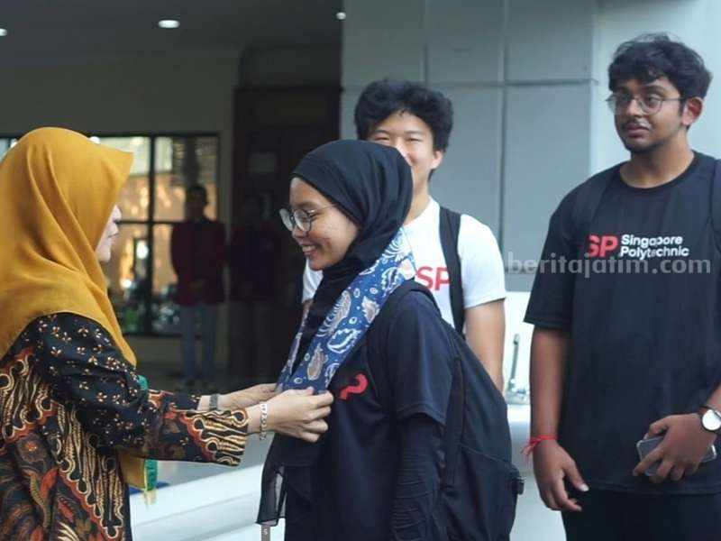 Mahasiswa Singapura dan UM Surabaya Bakal Garap Tiga Isu di Pesisir Lamongan Penyambutan mahasiswa Singapore Polytehnic di UM Surabaya.