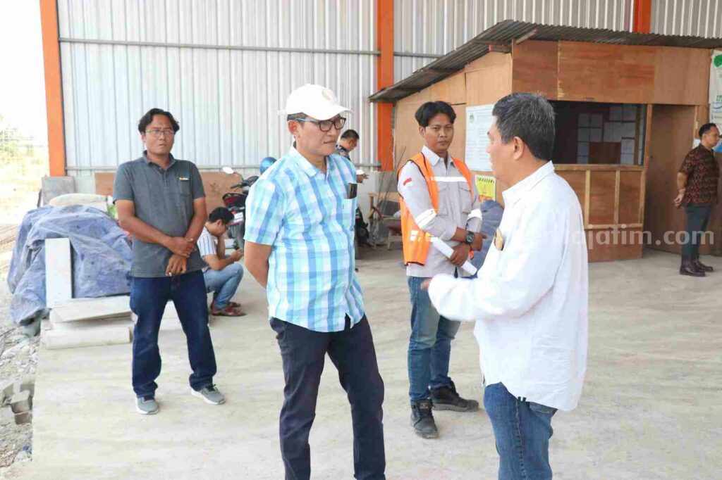 Foto sejumlah anggota komisi III DPRD Gresik saat melakukan sidak di TPST Belahanrejo
