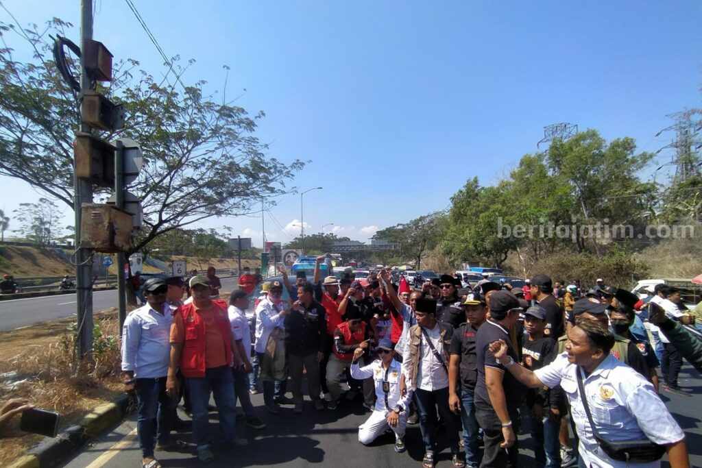 Jembatan Suramadu Diblokade Pendemo Tetesan Air Garam Massa saat memblokade jembatan Suramadu sisi Madura (Foto: Zamachsari/beritajatim.com)
