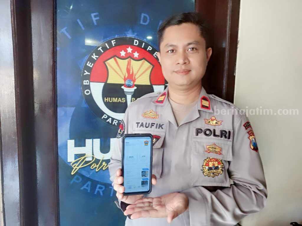 Kasi Humas Polres Malang Iptu Ahmad Taufik, menunjukkan Aplikasi Ilmu Semeru, Senin (25/9/2023).