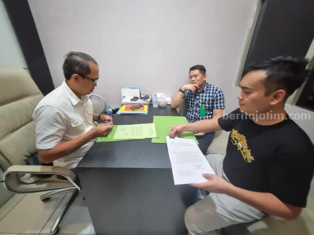 Kasi Intel Kejari Kabupaten Mojokerto, Lilik Dwy Prasetio melimpahkan berkas kepada Kanit Pidum Satreskrim Polres Mojokerto, Iptu Selimat. [Foto : ist] 