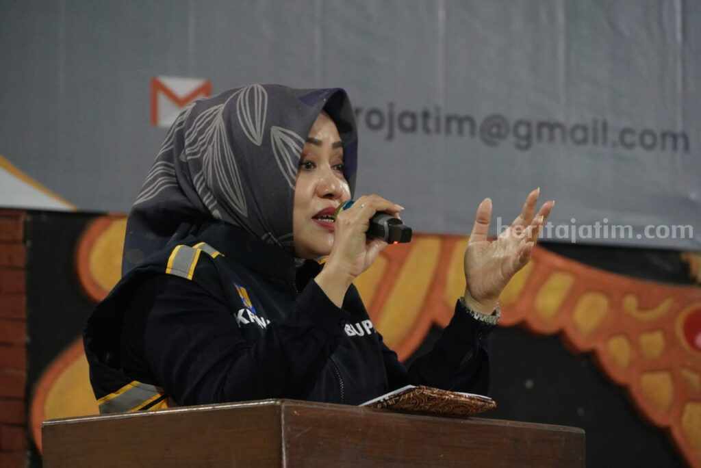 Bupati Mojokerto Ikfina Fahmawati membuka secara resmi sosialisasi pendampingan sertifikasi halal dan izin edar bagi para pelaku usaha home industry makanan dan minuman di gedung pertemuan Bumi Majapahit, Desa Randugenengan, Kecamatan Dlanggu. [Foto : ist]