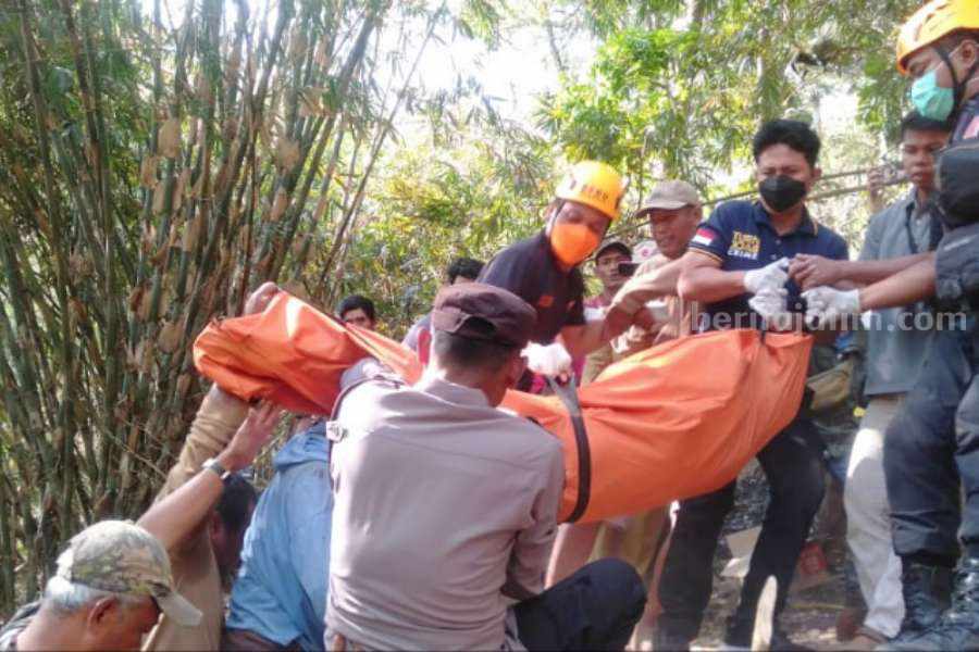 Petugas gabungan saat mengevakuasi jenazah kakek yang meninggal terbakar di rumpun bambu di Desa Bangsri, Ngariboyo, Magetan, Jawa Timur, Selasa (26/9/2023)