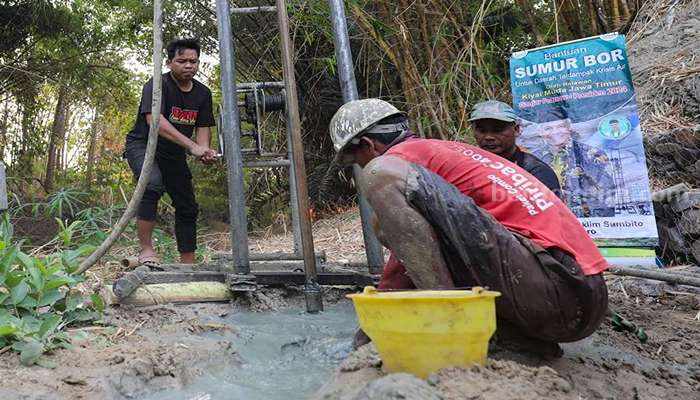Sukarelawan Kiai Muda Ganjar Jawa Timur bangun sumur bor