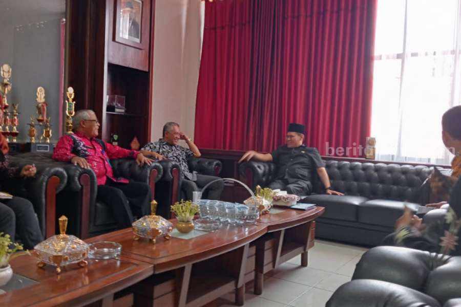 Data TMT Guru di Dapodik Mencurigakan, Perwakilan Guru Honorer Magetan Wadul DPRD Perwakilan guru honorer saat wadul ke Ketua DPRD Magetan soal pengkategorian yang berpengaruh pada rekrutmen PPPK Selasa (26/9/2023)