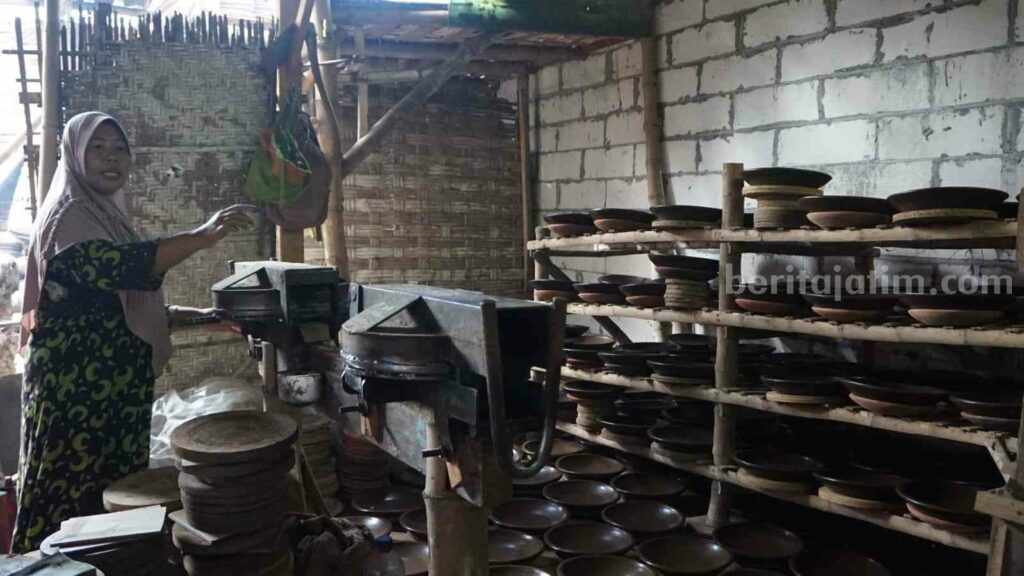 Eni Suliati menunjukkan cobek hasil usahanya di rumahnya di Desa Mlaten, Kecamatan Puri, Kabupaten Mojokerto. [Foto : ist]