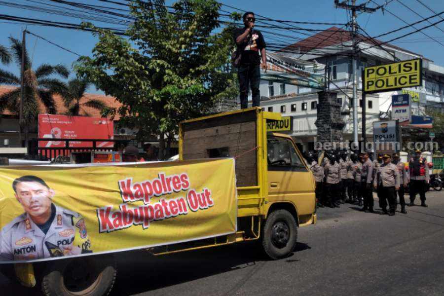 Forkopinda saat demo di depan Kantor Polres Madiun di Jalan Soekarno-Hatta, Kelurahan Demangan Kecamatan Taman Kota Madiun pada Rabu (27/9/2023).