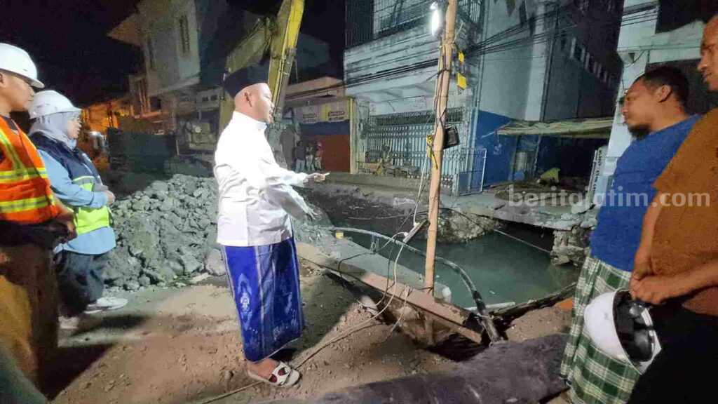 Foto Bupati Gresik Fandi Akhmad Yani mengenakan sarung saat meninjau pemasangan box culvert