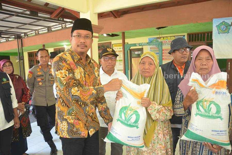 146 KPM Desa Sumberejo Terima Bantuan Pangan Beras 10 Kg 3 Bulan Berturut-turut Bupati Sidoarjo Gus Muhdlor menyerahkan bantuan pangan beras kepada KPM