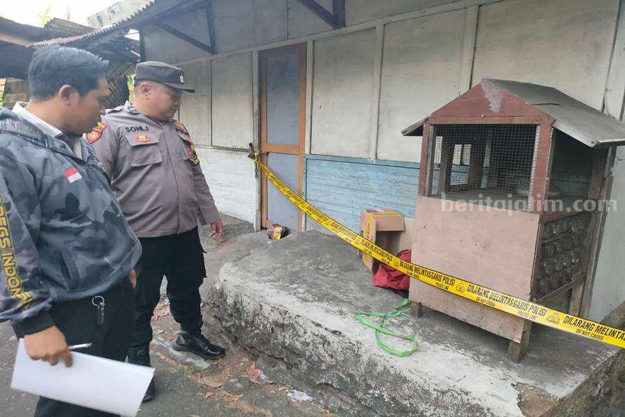 Petugas Polsek Prigen saat mendatangi lokasi kejadian.