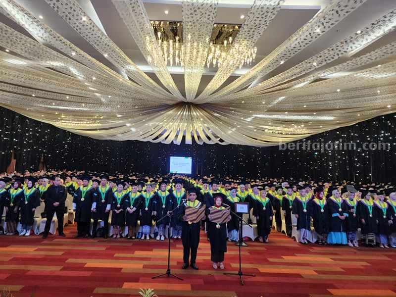 7 Lulusan Unusa Diterima Kerja Sebelum Wisuda Prosesi wisuda periode September 2023 di Dyandra Convention Center, Surabaya.