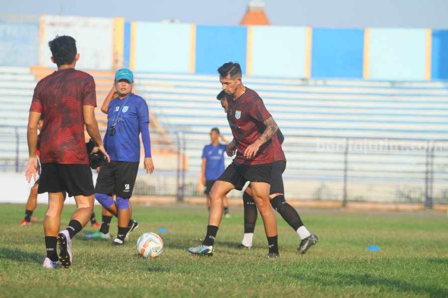 Para pemain Persela saat menjalani sesi latihan di Stadion Surajaya Lamongan.