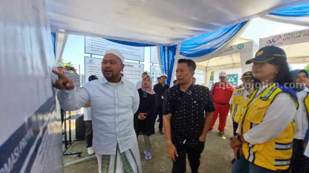 Foto Dirjen Cipta Karya PUPR Diana Kusumastuti (kanan) saat mendengarkan penjelasan dari Bupati Fandi Akhmad Yani terkait proyek SPAM air umbulan