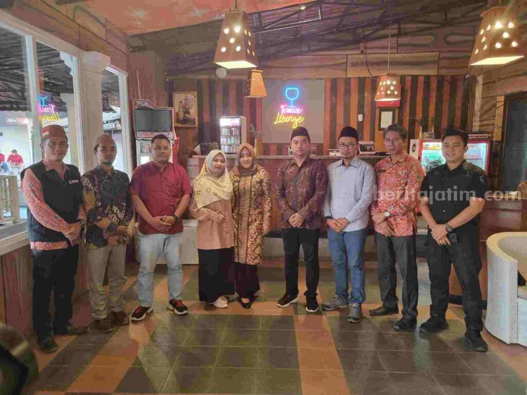 Komisioner Bawaslu Kabupaten Mojokerto saat bertemu Bupati Mojokerto, Ikfina Fahmawati. [Foto : ist]