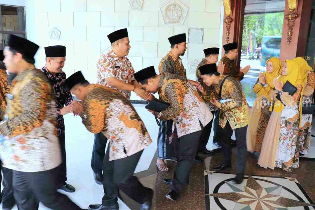 Kafilah asal Kabupaten Gresik berangkat menuju MTQ ke 30 tingkat Jawa Timur yang digelar di Kota Pasuruan
