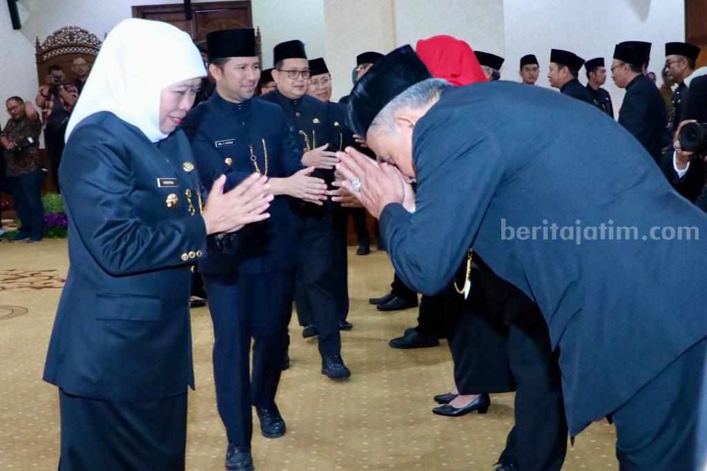 Gubernur Khofifah Indar Parawansa saat melantik dan mengambil sumpah jabatan